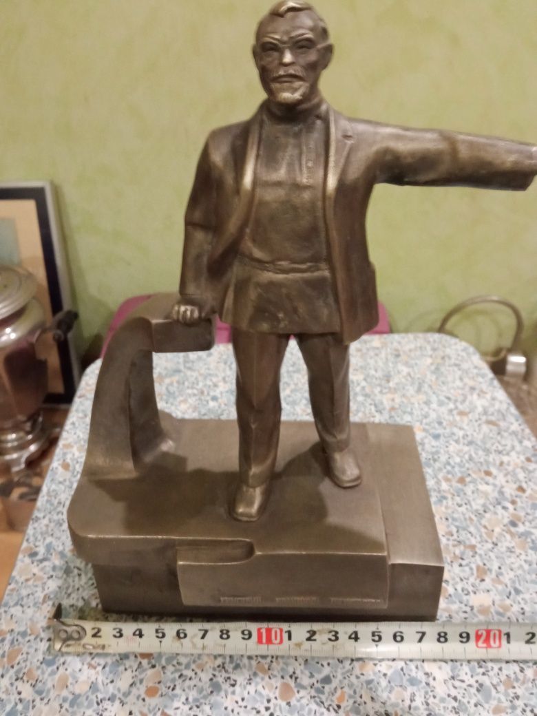 Статуя Петровского