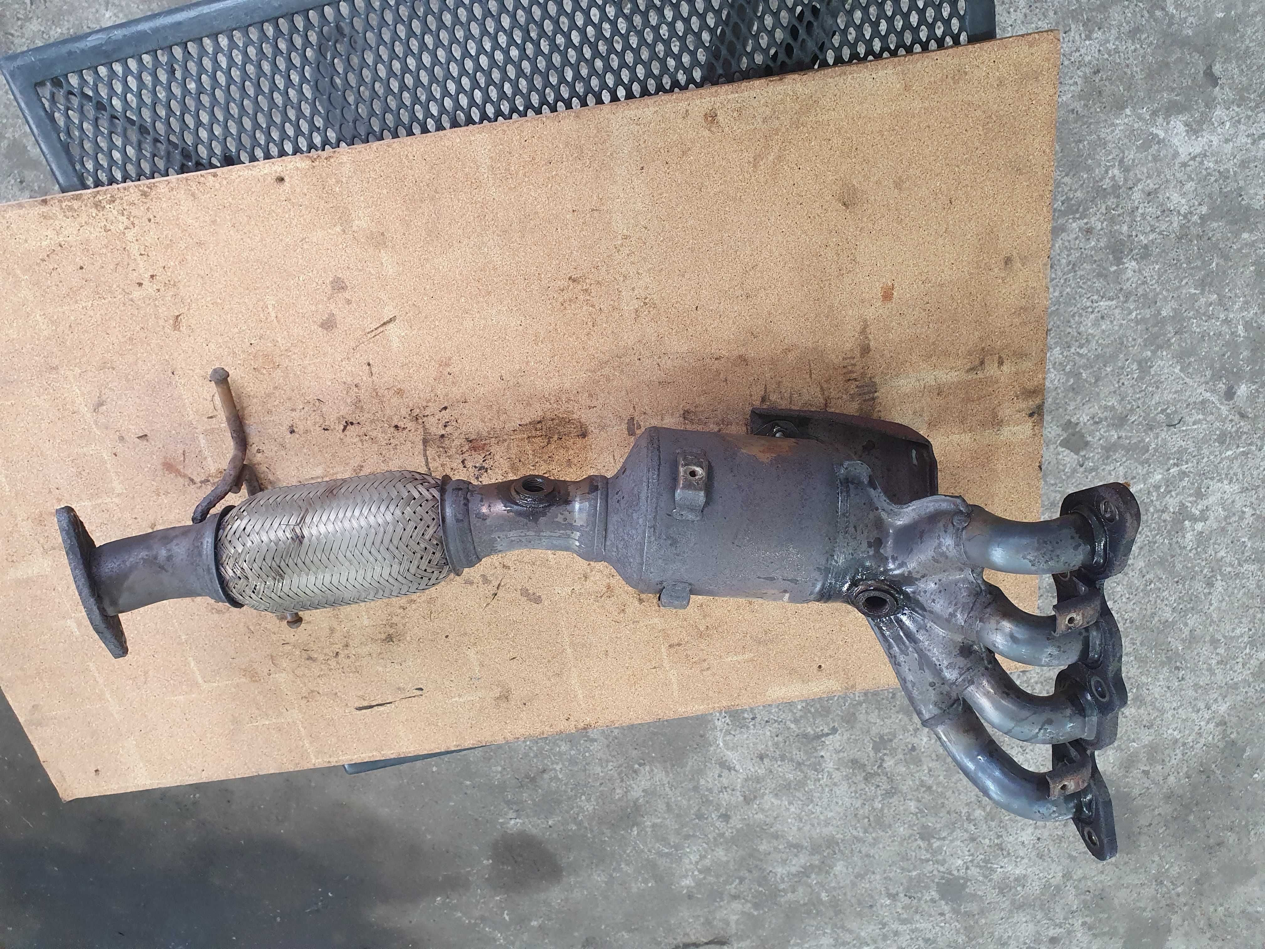 Kolektor wydechowy katalizator portki złącze Ford Focus mk2 1.4 16v