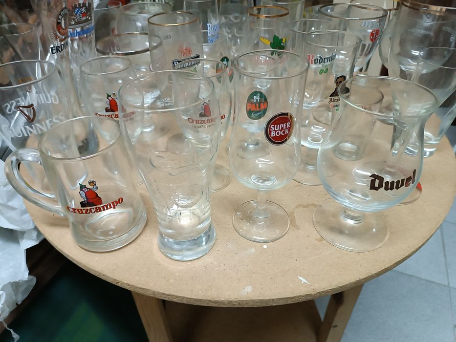 Copos de várias marcas de cervejas