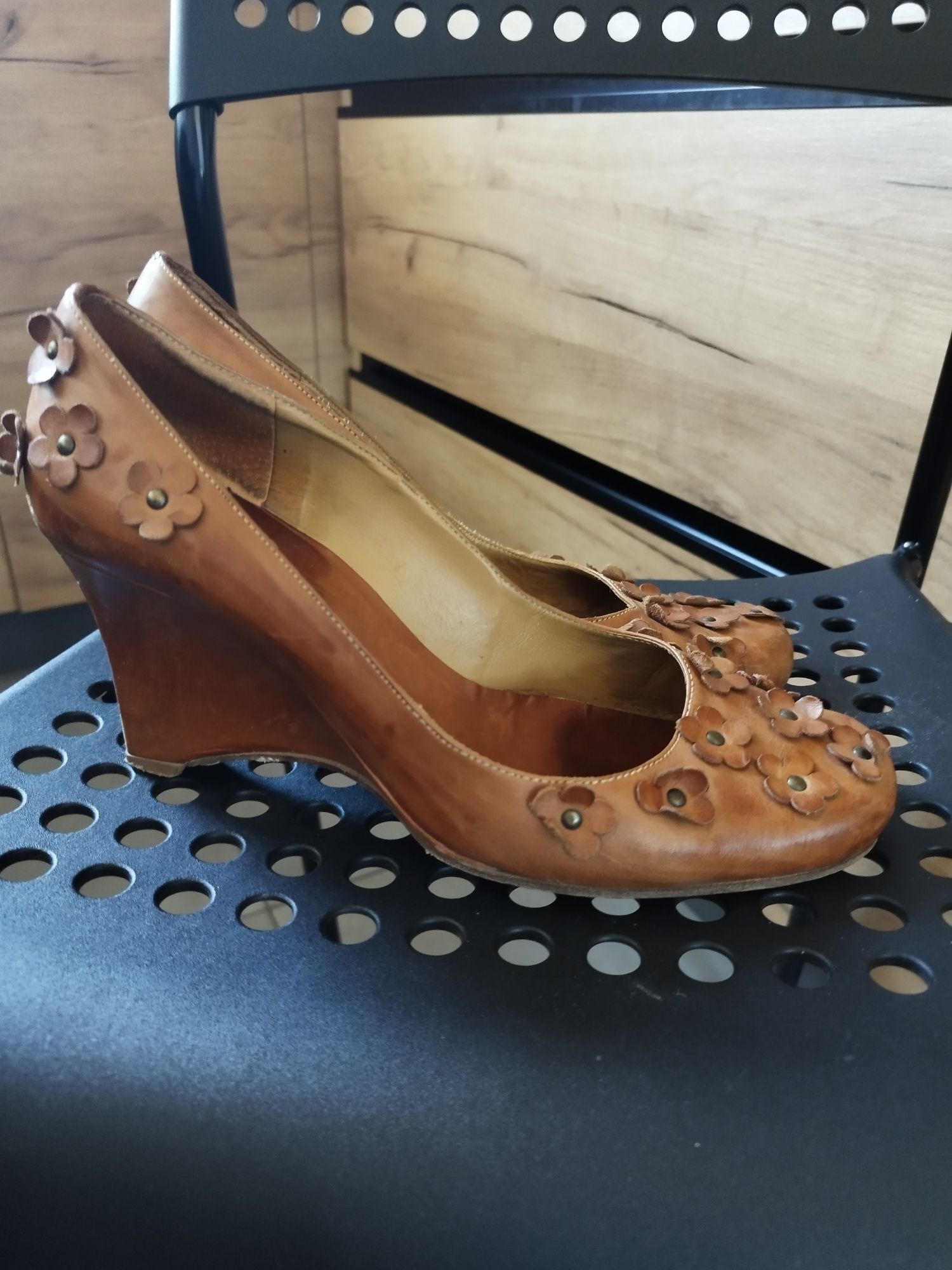 Buty na koturnie skórzane