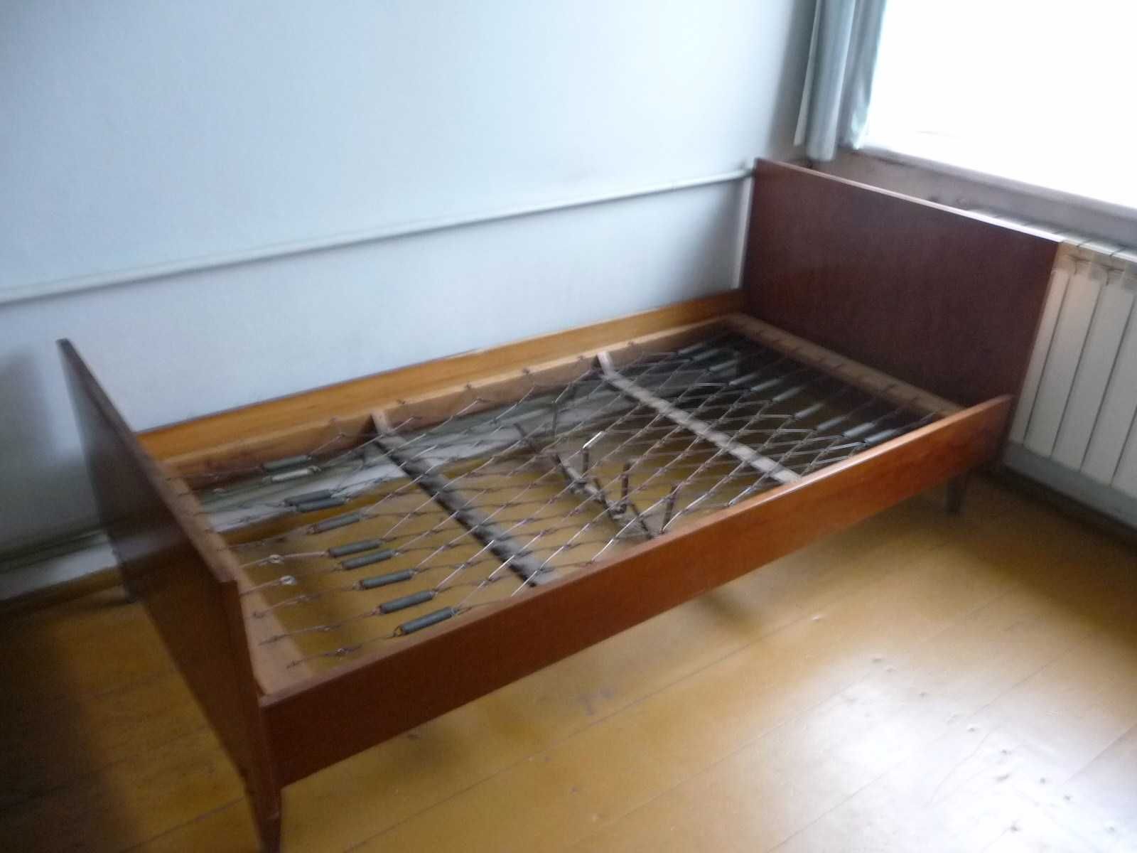 łóżko na sprężynach z okresu PRL
