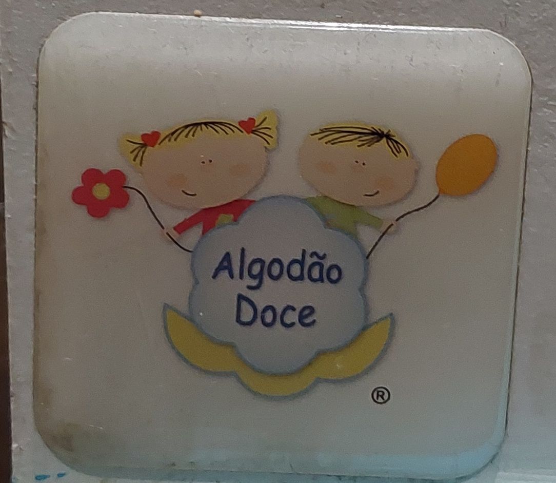 Cómoda de criança em madeira maciça