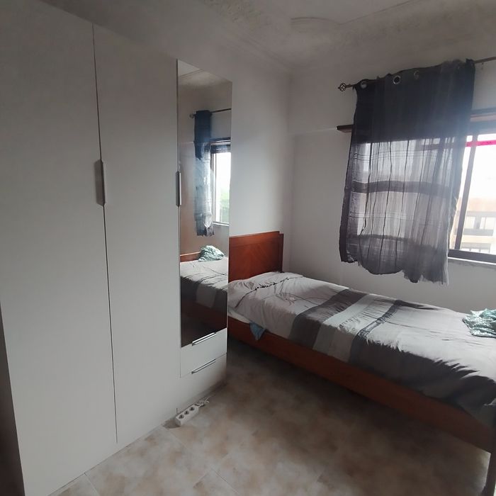 Arrendo um quarto.
400€
Incluso água, luz gás e internet .
Ótima local