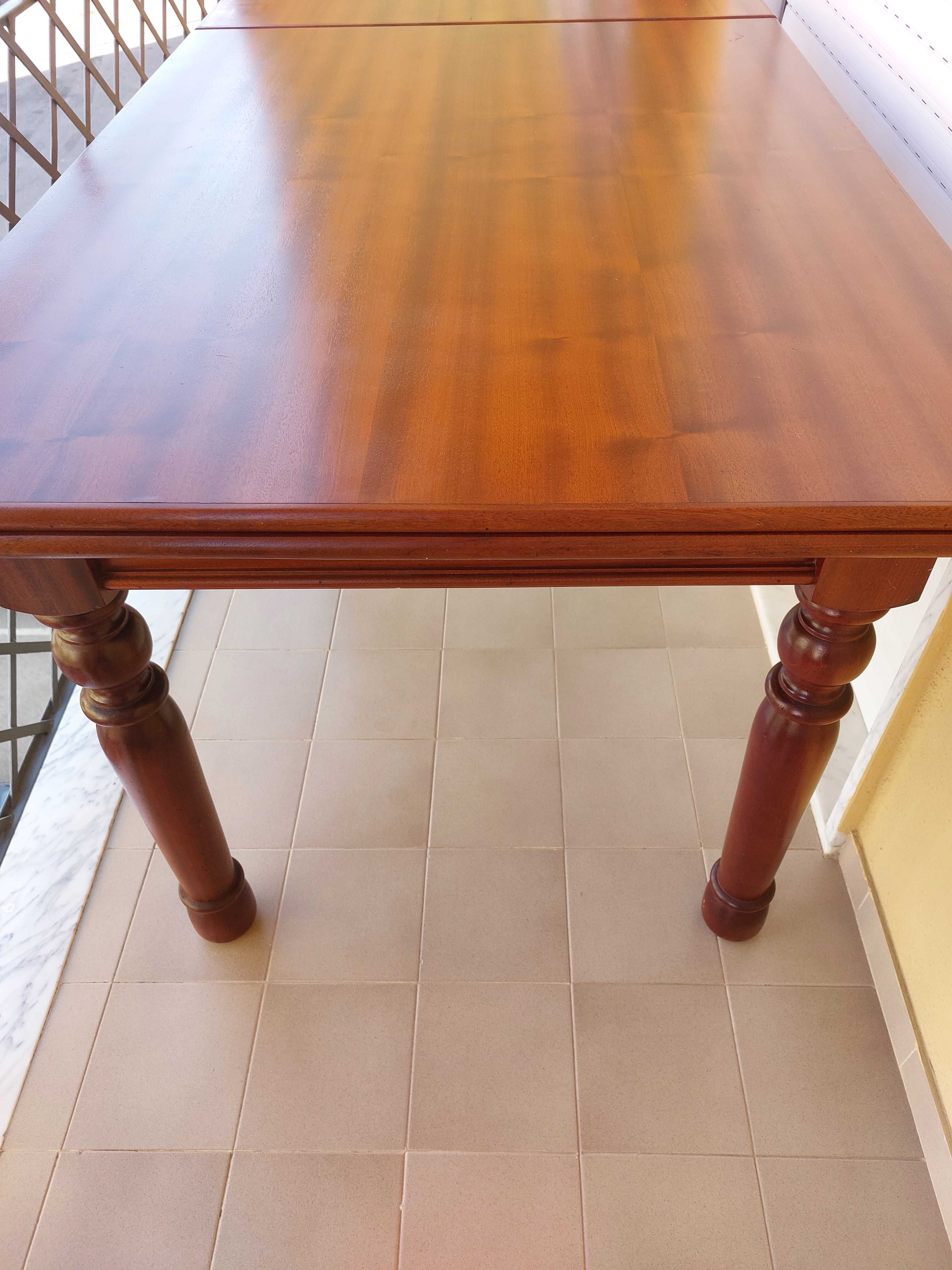 Mesa de sala em mogno maciço