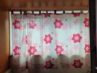 Coberta, almofadas de rolo e cortinas para quarto de menina