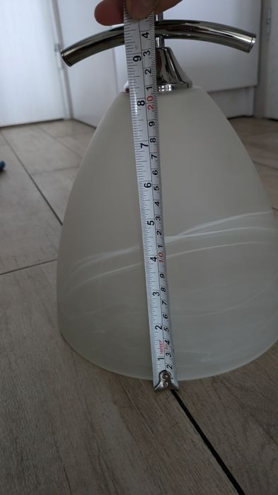 Lampa wisząca z mlecznym kloszem