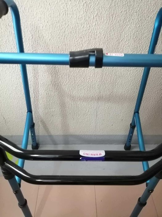 Andarilho articulado regulável em altura / Height-adjustable walker