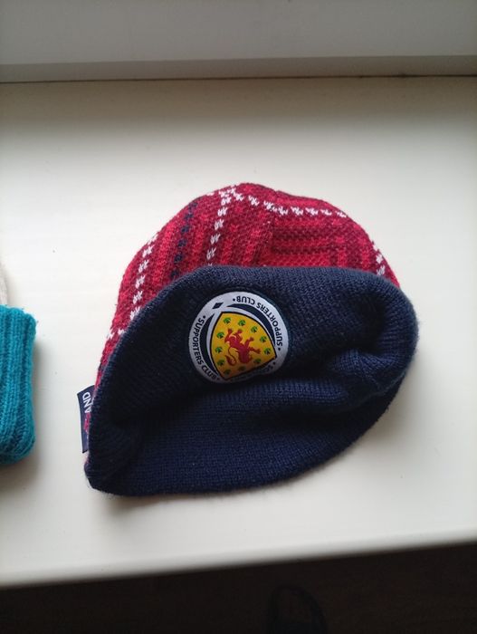 Дві шапки для підлітків 10-14 років за ціною однією.