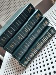 4 livros com diferentes histórias
