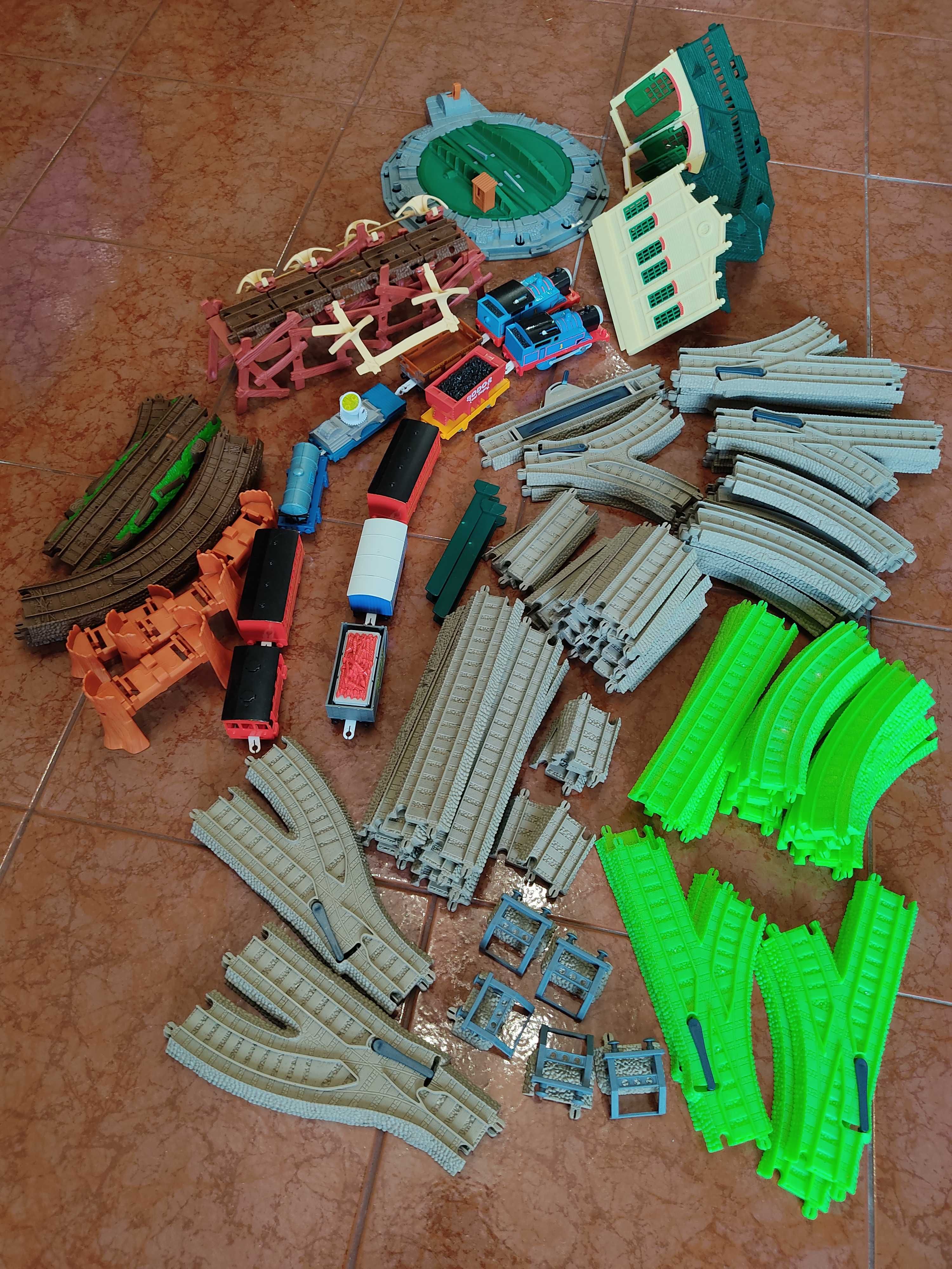 Thomas & Friends - conjunto ferrovia com 2 locomotivas e trilhos