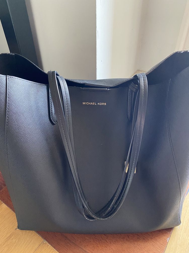 Mala preta de ombro da Michael Kors