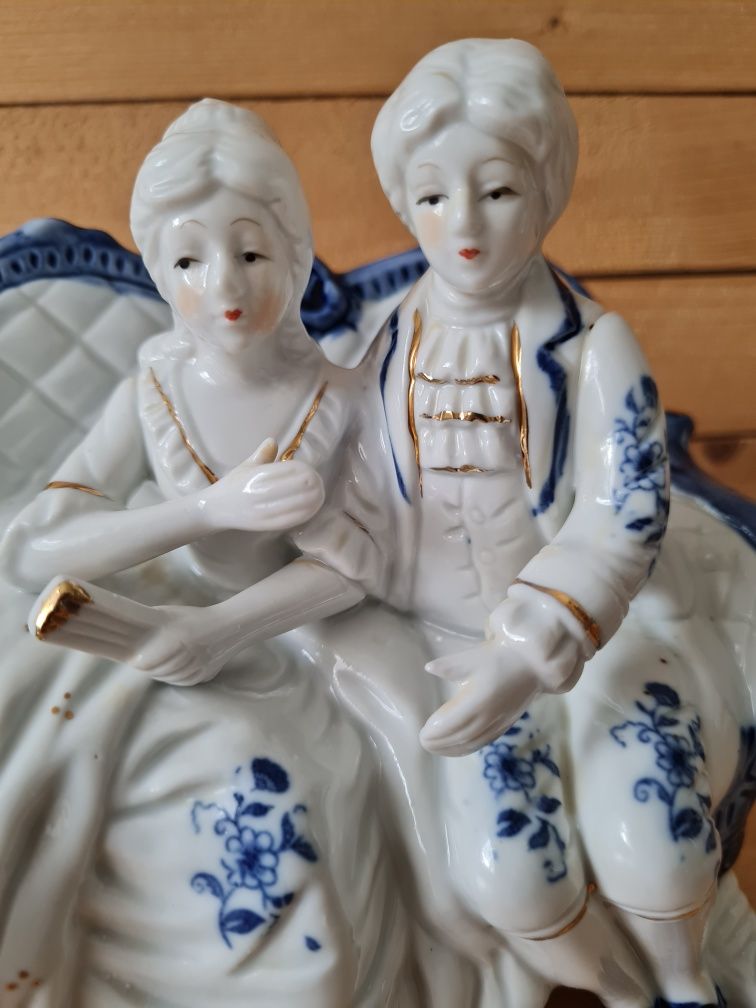 Figurka porcelanowa.