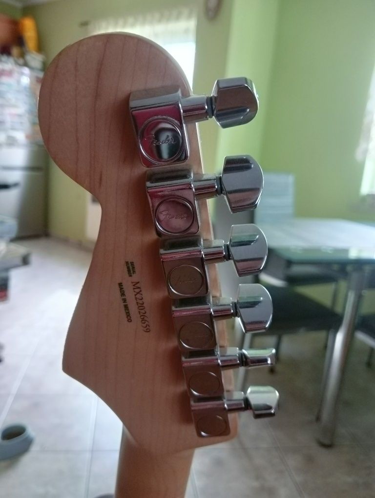 Fender stratocaster silver.