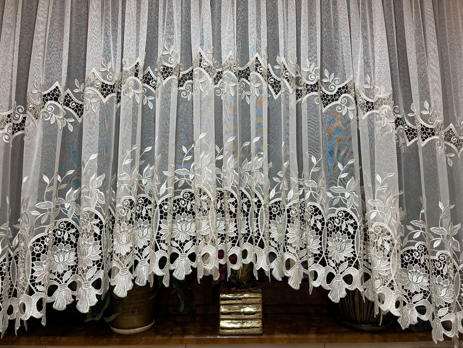 Firaneczka ecru z gipiurą