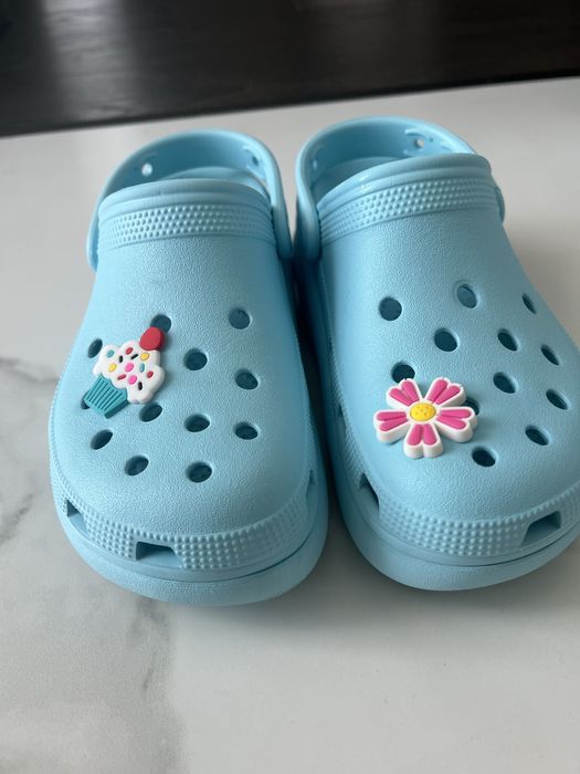 Взуття crocs блакитного кольору