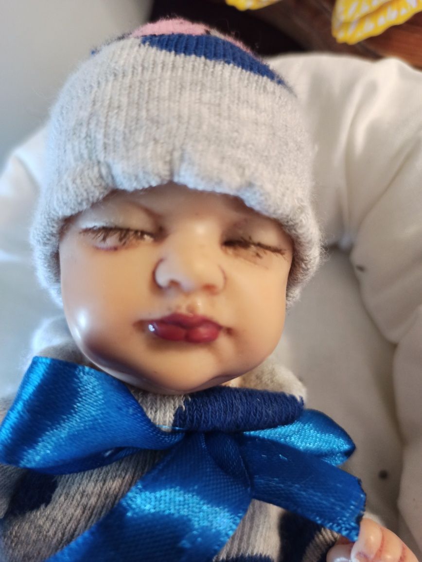 Miniaturowa lalka reborn.