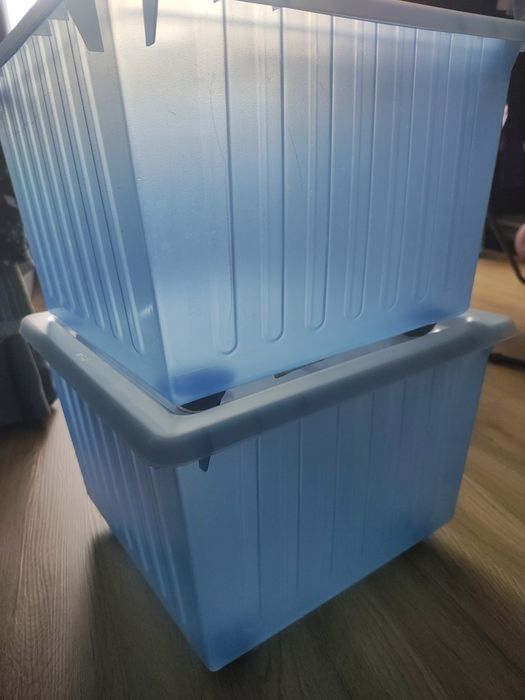 Dwa plastikowe pojemniki na kółkach