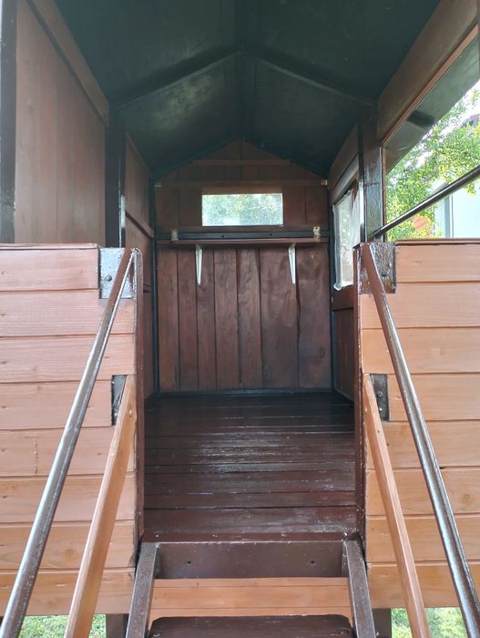 Plac zabaw domek zjeżdżalnia piaskownica