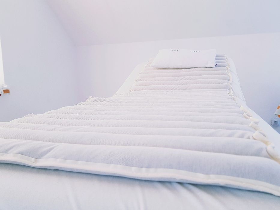 Materac na łóżko kosmetyczne lub masażu - zapobiega poceniu się ciała
