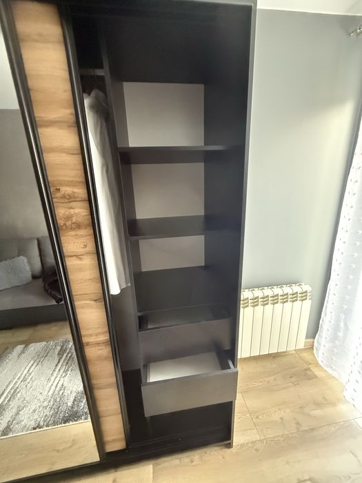 Duża przestronna szafa