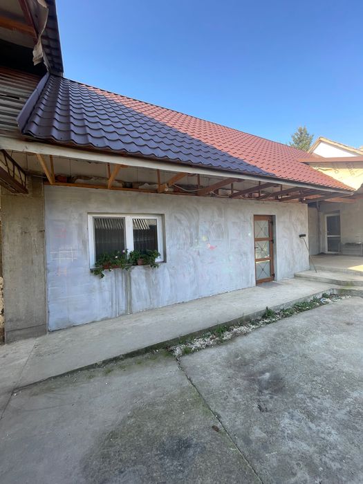 Продається будинок з земельною ділянкою.