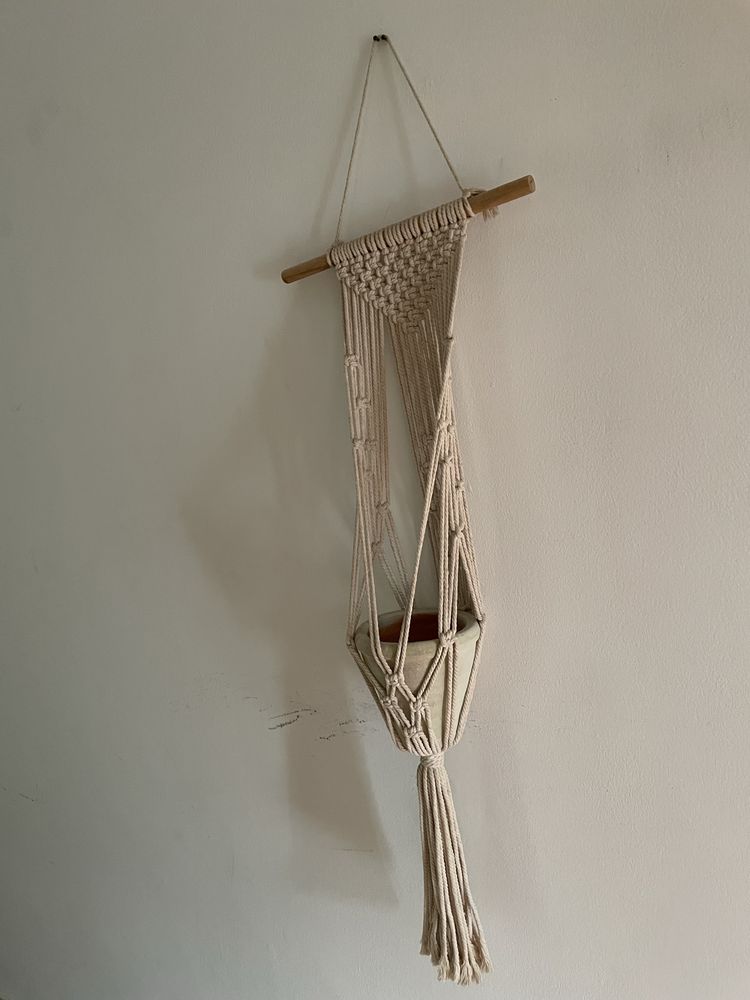 Suporte para vaso de plantas em macrame