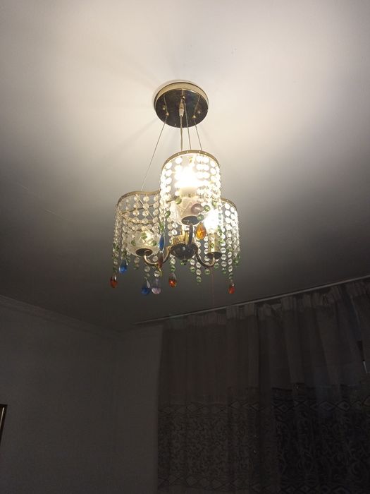 Продається люстра в кімнату на 3 лампочки