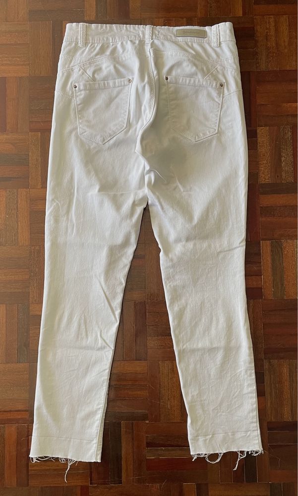 Calças brancas finas com fundo desfiado (Stradivarius, tamanho 36)
