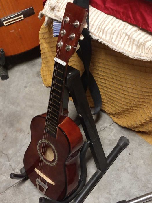 Guitarra Galanti de 6 cordas, em bom estado