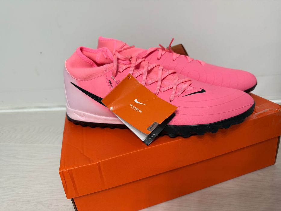 Кросівки для футболу на штучному покритті