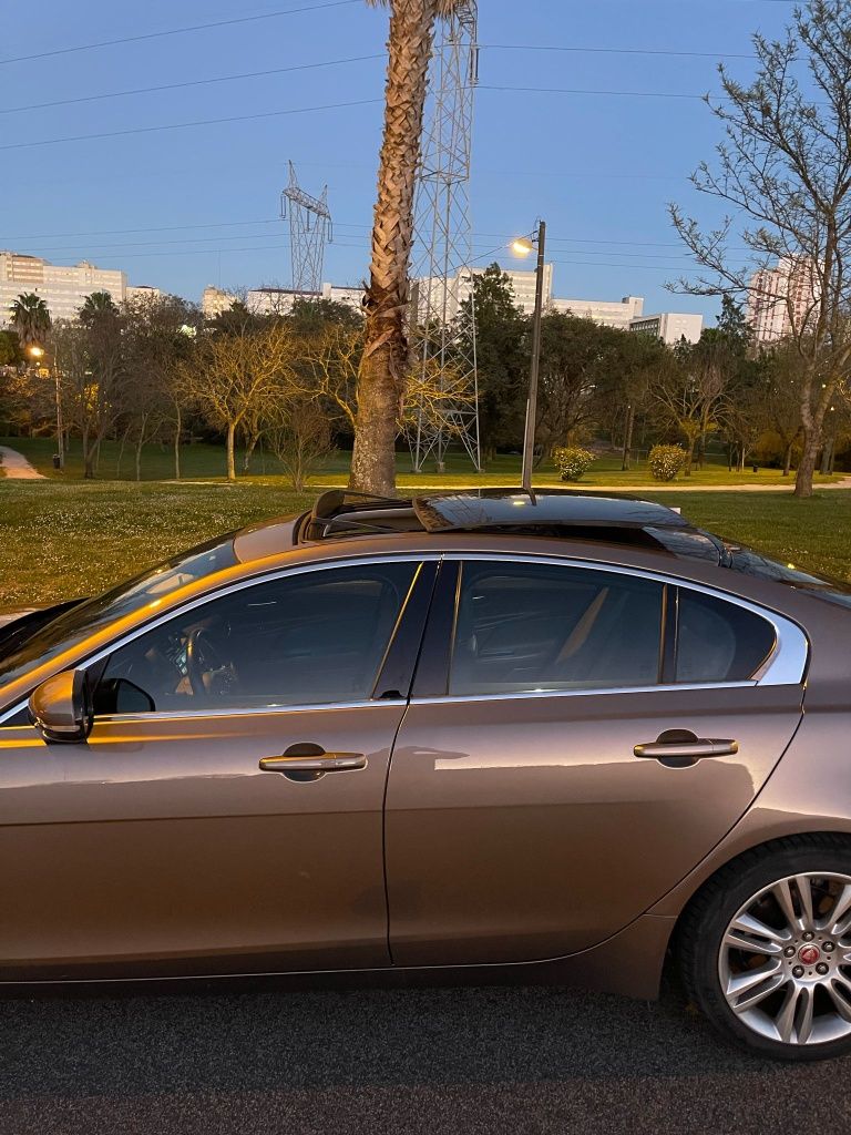 Jaguar XE 2.0 D Prestige 180 cv
