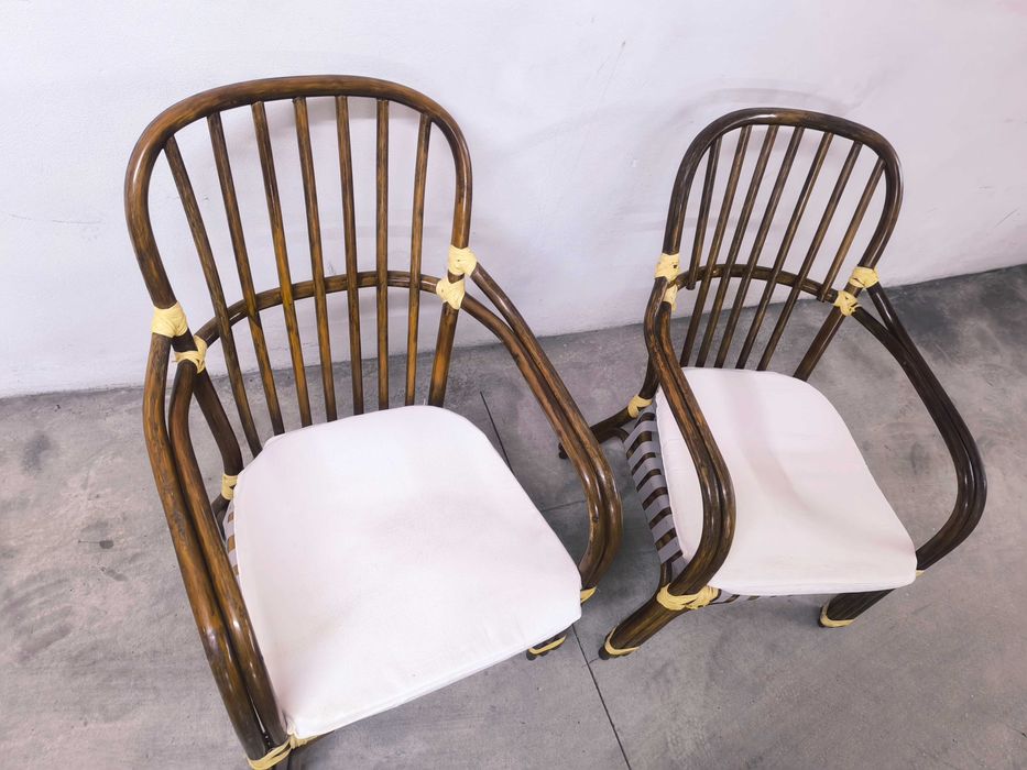 Cadeiras de bambu escuro