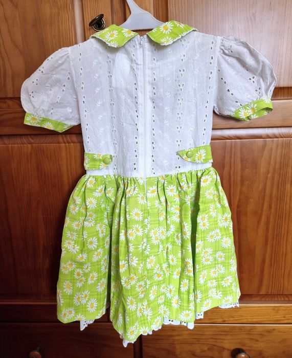 Vestido branco e verde com malmequeres, 8 anos