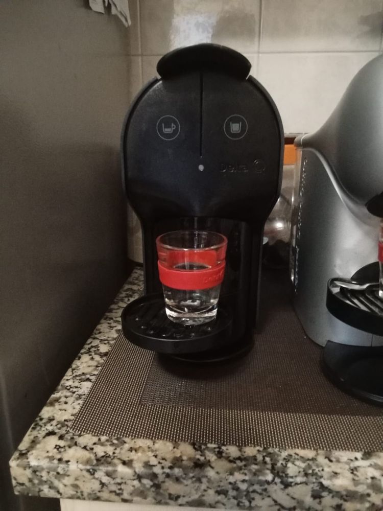 Maquina de cafe com pouco uso