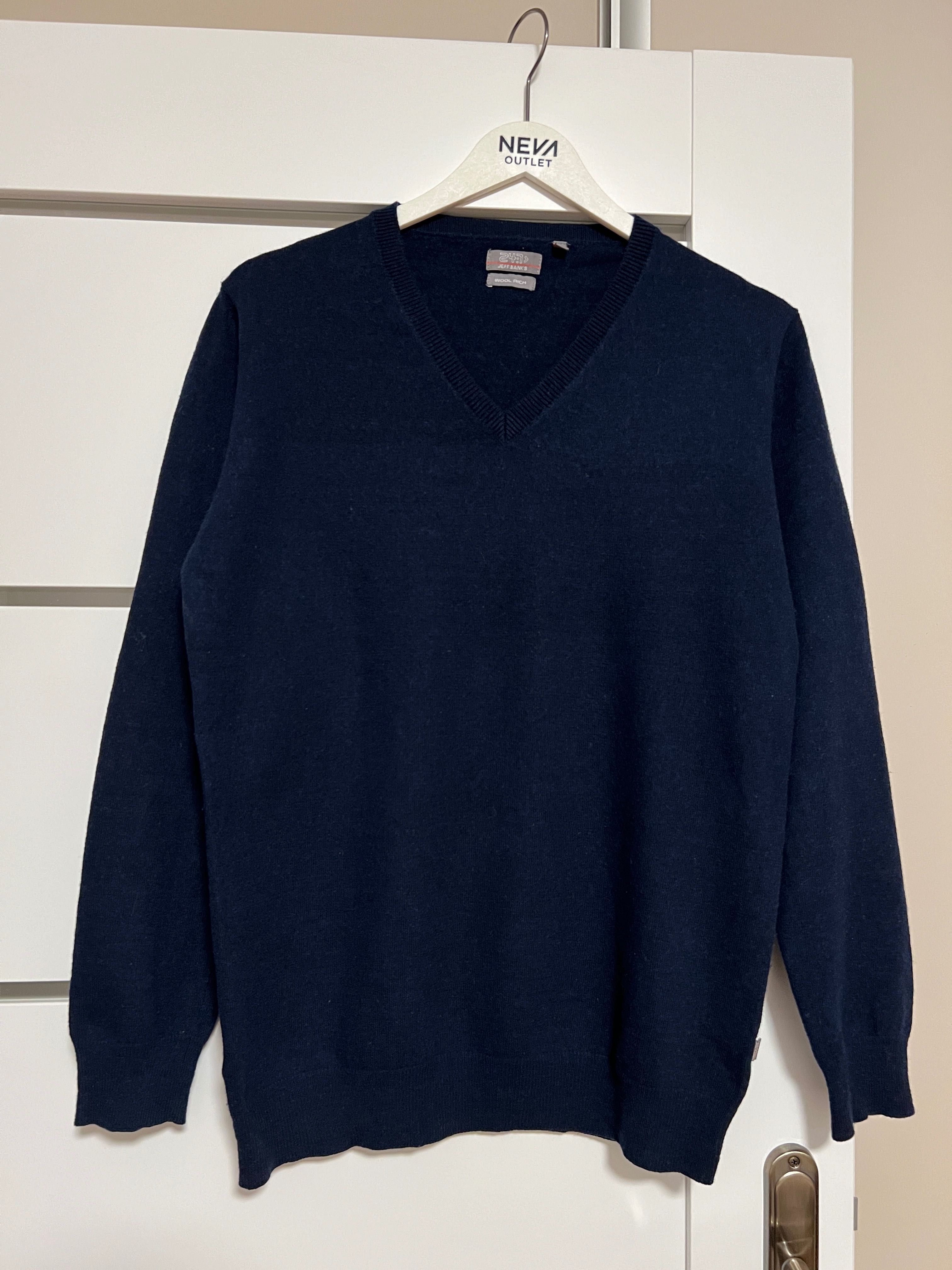 Granatowy ciepły sweter męski marki Jeff Banks