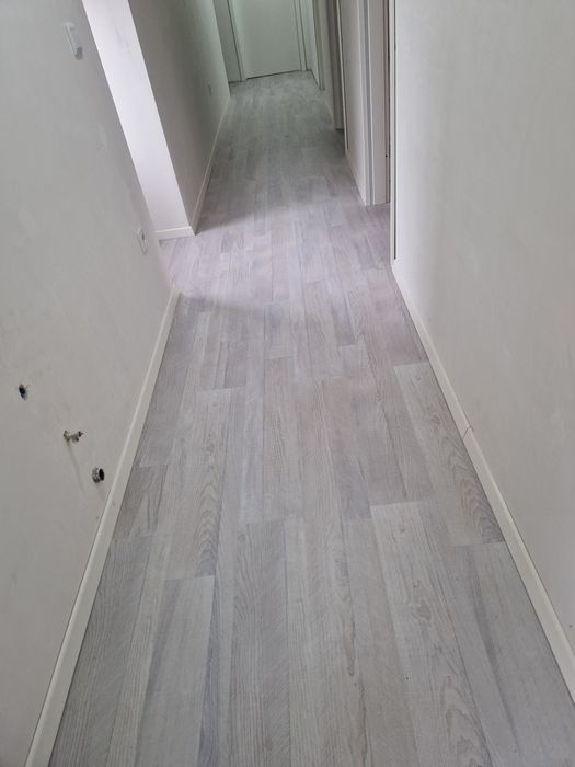 Piso laminado de madeira cinza