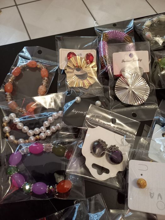 75 peças bijuteria 100€