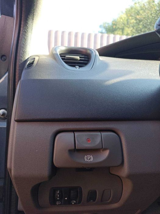 Рено Грант сценік