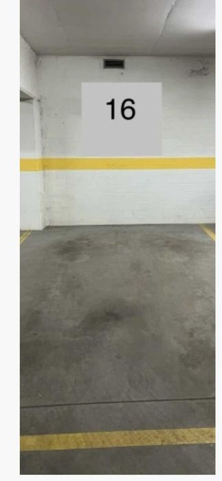 Garaz miejsce postojowe parkingowe w hali magazynowej