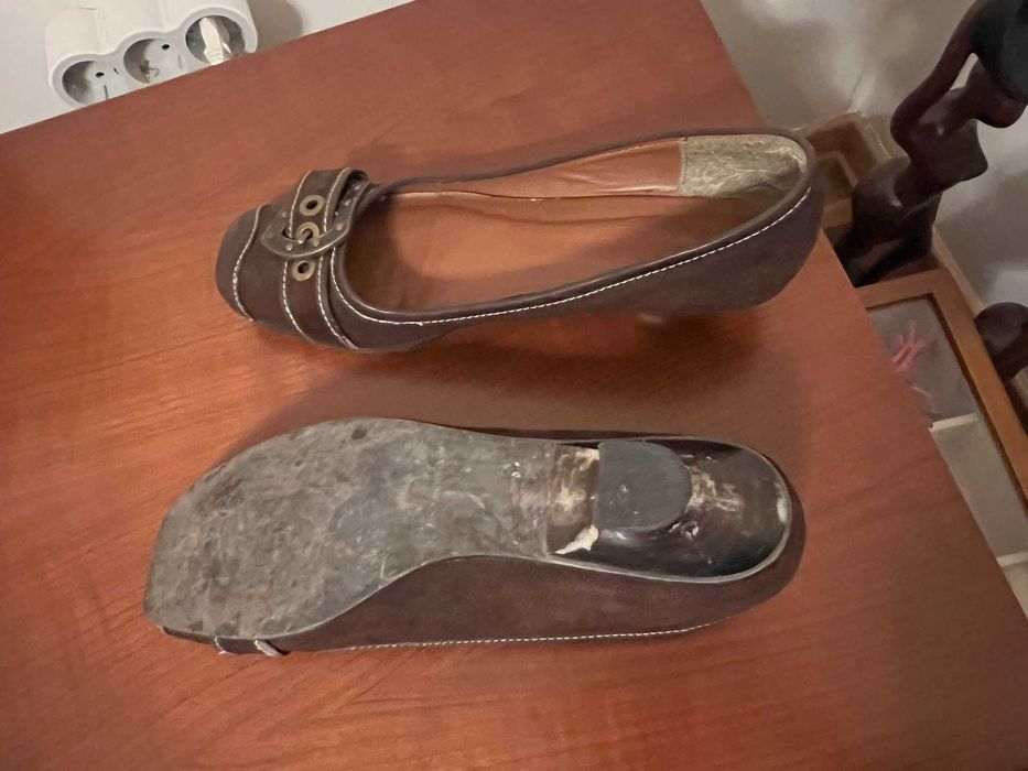 Sapatos castanhos originais e em bom estado