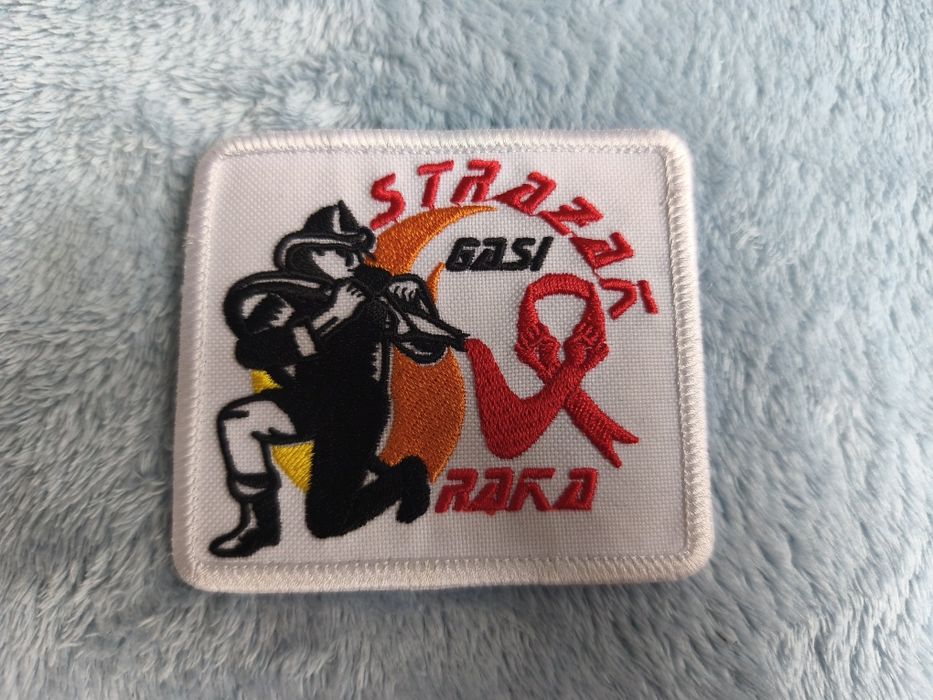 Naszywka strażacka strażak gasi raka
