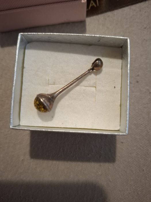 Zawieszka,stara z bursztynem