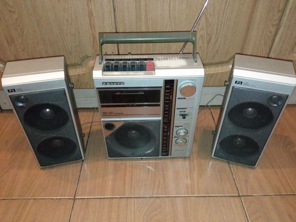 Продам винтажную японскую магнитолу SANYO