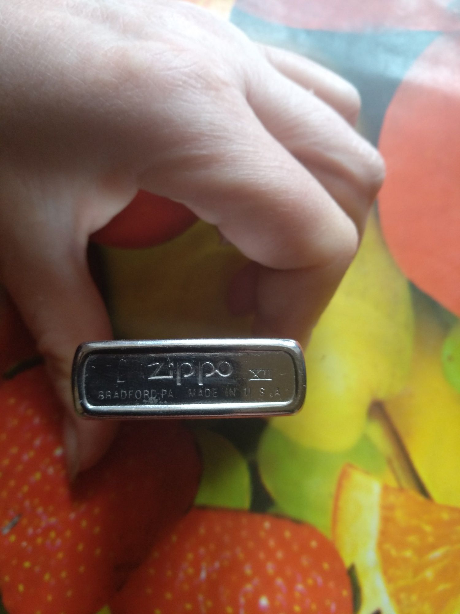 Продам зажигалку Zippo.