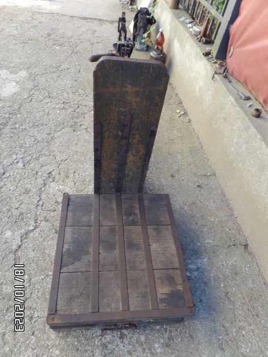 zabytkowa waga  idealna do ogrodu jako ozdoba