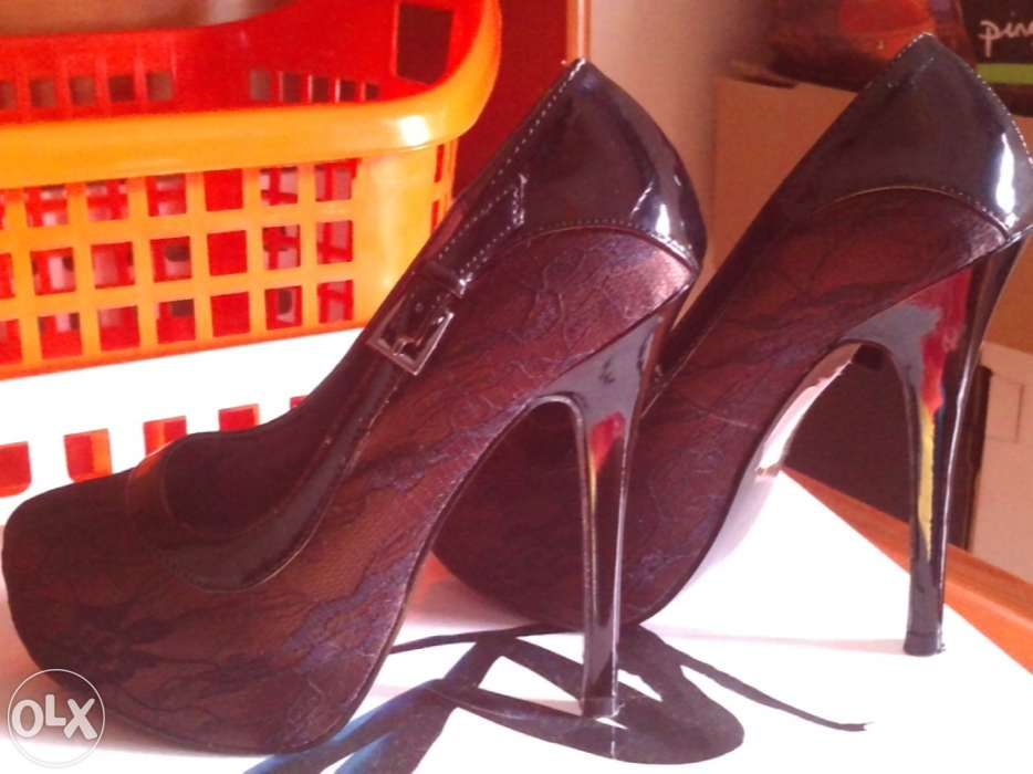 Sapatos castanhos de salto como novos