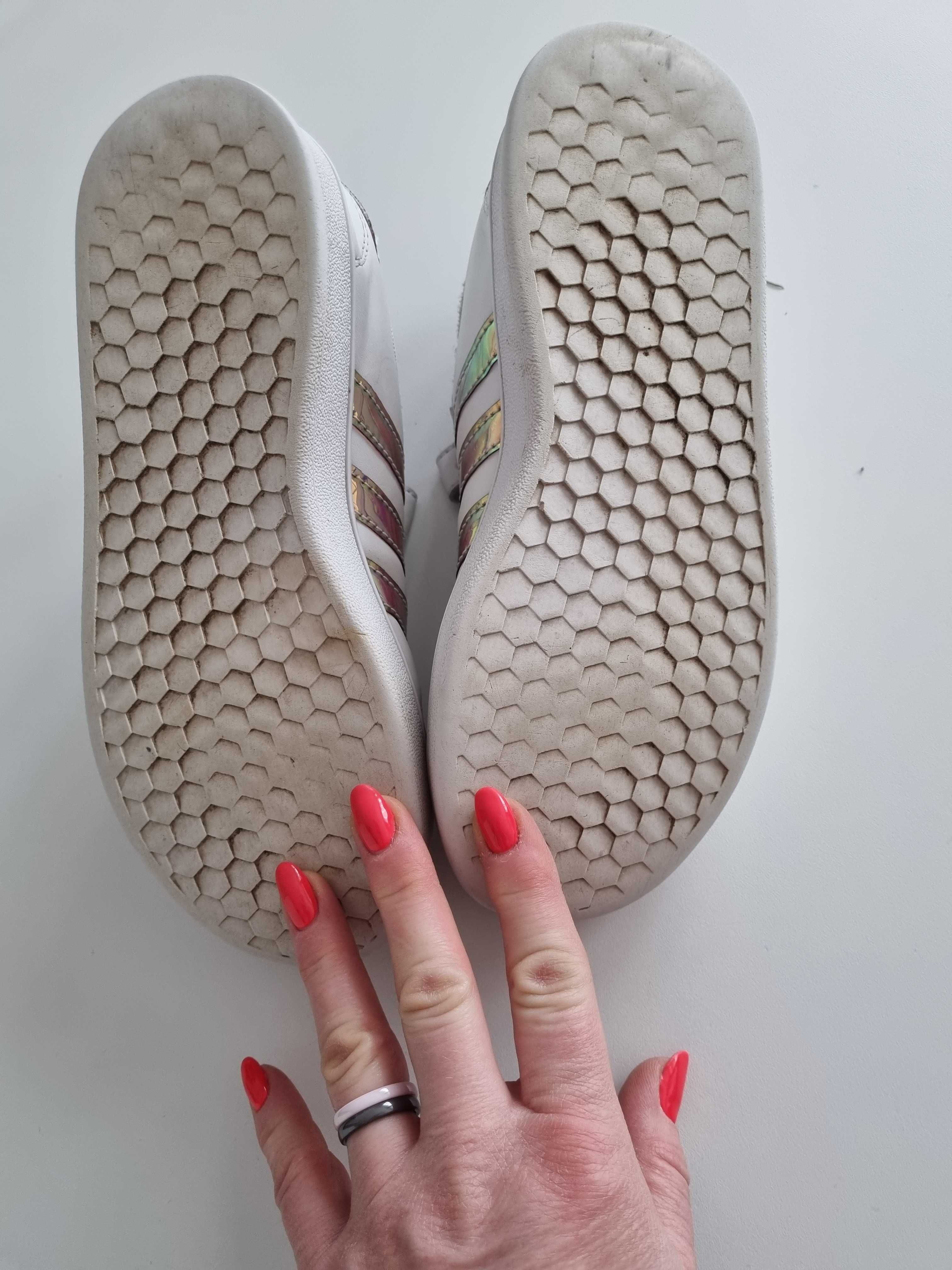 Buty Adidas r. 34 białe z holo wstawkami