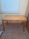Mesa de madeora com sinais de uao