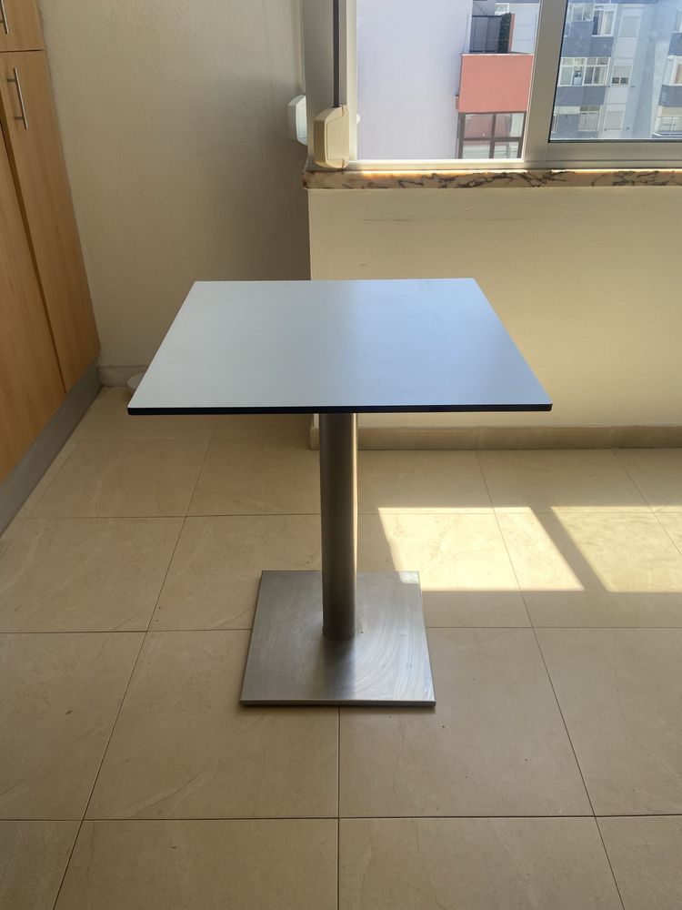 Mesa Branca Quadrada com pés em Inox