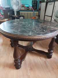 Drewniany stół z marmurowym blatem